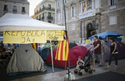 Acampada independentista en la plaza Sant Jaume (Barcelona), este lunes.
