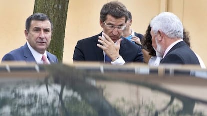 Feijóo, entre el alcalde de Ribeira, Manuel Ruiz Rivas (izquierda) y su antecesor, José Luis Torres.