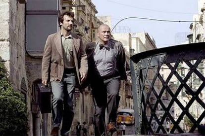 Mathieu Kassovitz (a la izquierda) y Hanns Zischler, en una imagen de <i>Múnich,</i> de Steven Spielberg.