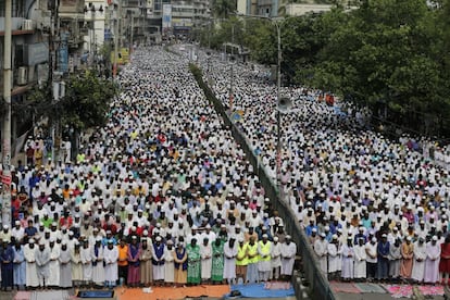 Partidarios de la organización política Islami Sashontantra Andolon asisten a las oraciones del viernes antes de participar en una protesta exigiendo que una estatua de la Dama de la Justicia sea retirada del complejo del Tribunal Supremo en Daca, Bangladesh.