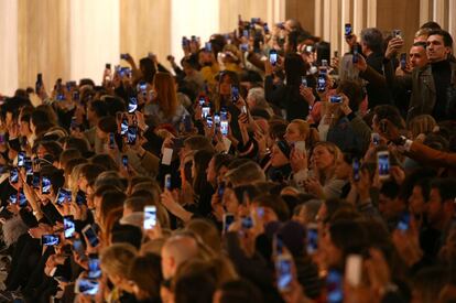 Los asistentes al desfile de la colección Fendi otoño/invierno 2017 utilizan sus móviles durante el pase en la Fashion Week de Milán (Italia).