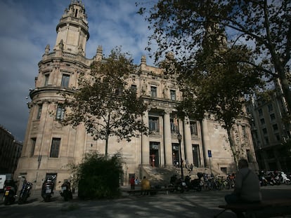 El edificio de Correos, al final de la Via Laietana, en Barcelona.