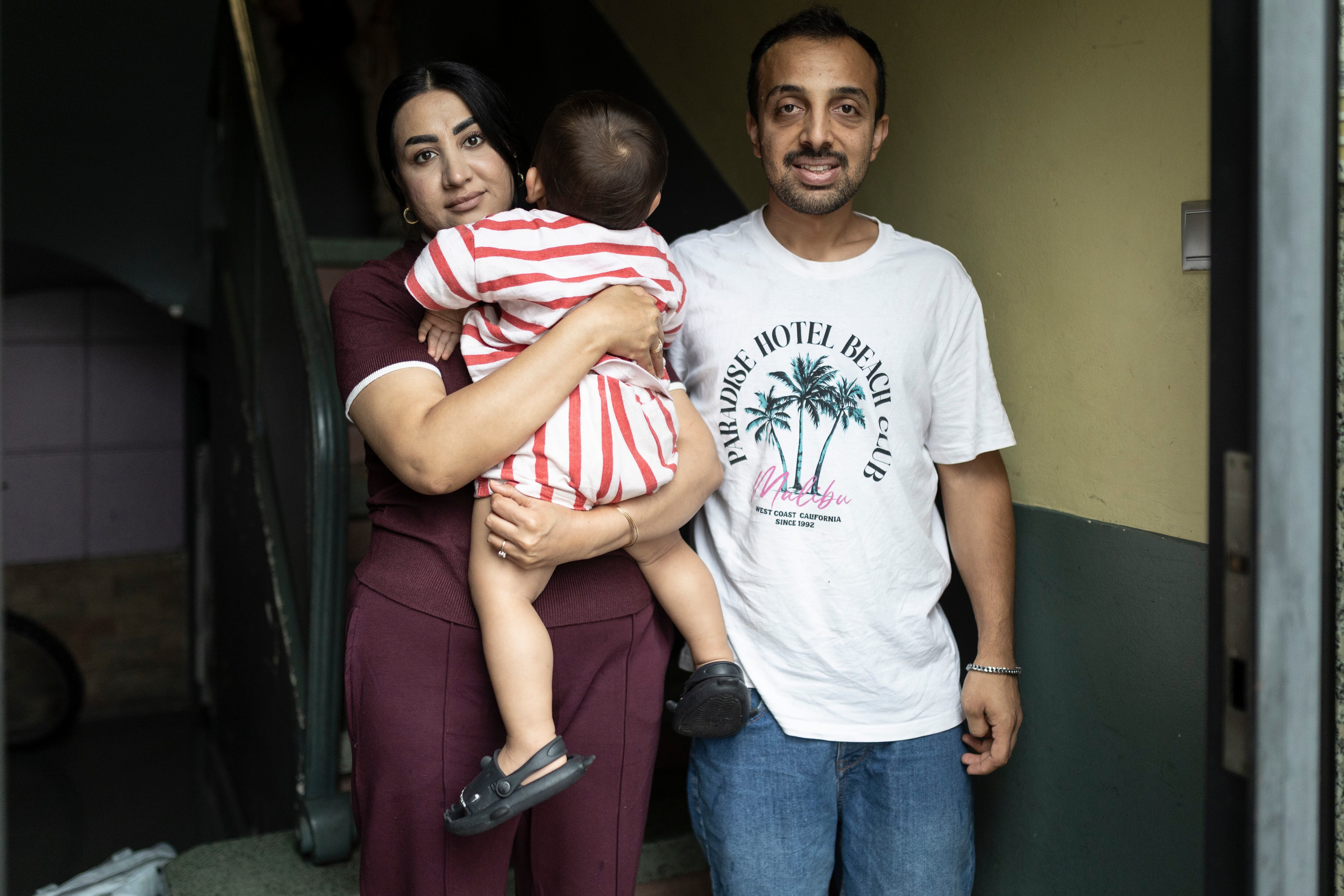 Una familia de refugiados afganos afronta su salida inminente de un piso de acogida en Barcelona: “Sufro por el bebé”