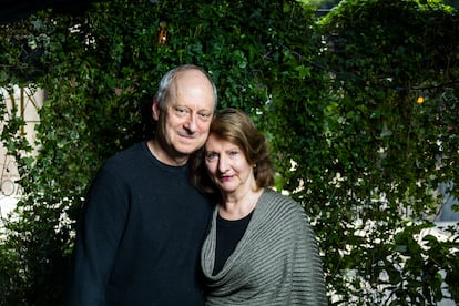 Michael J. Sandel y Kiku Adatto, profesores de Harvard, en un restaurante del centro de Madrid, el pasado 2 de junio.