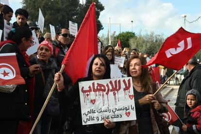Ciudadanas tunecinas sostienen una pancarta contra el retorno de los yihadistas tunecinos frente al Parlamento