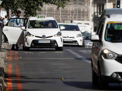 Varios taxis circulan por una calle de Madrid.