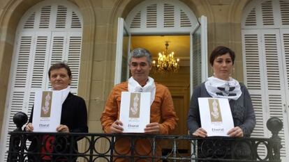 Representantes de Etxerat, en su comparecencia en el Palacio de Aiete de San Sebastián.