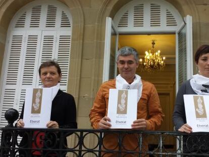 Representantes de Etxerat, en su comparecencia en el Palacio de Aiete de San Sebastián.