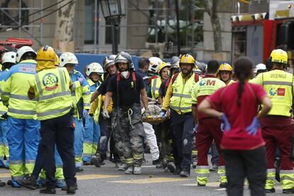 Los bomberos trabajan tras el accidente laboral en el Hotel Ritz.