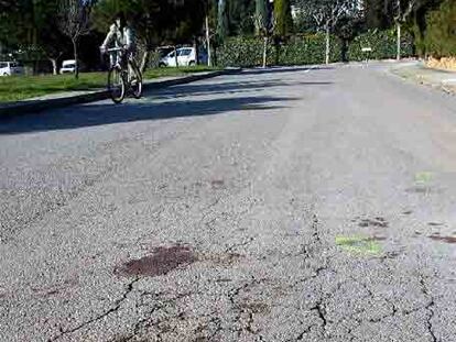 Al fondo, el chalet de los Tous; en primer plano, manchas de sangre del tiroteo.