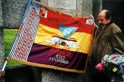 El barcelonés Enric Marco, durante una visita al campo de concentración de Mauthausen en 2003, donde rindió homenaje a los republicanos exterminados.