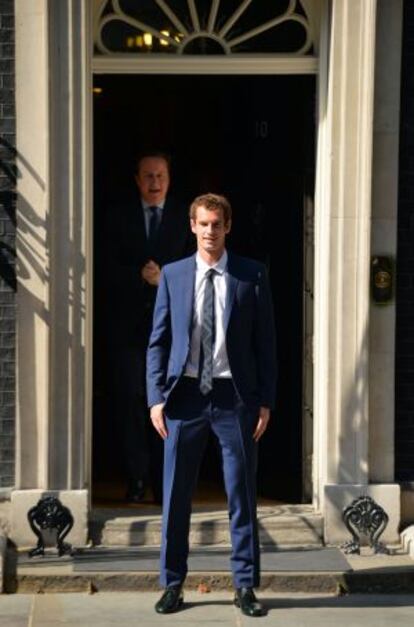 El tenista ante el 10 de Downing Street, con David Cameron.