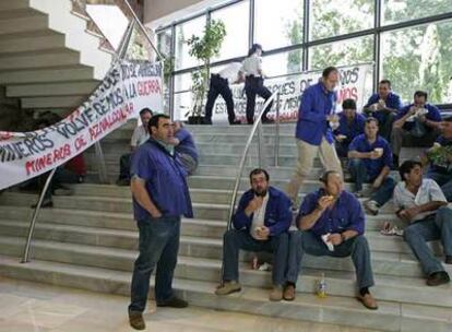 Ex mineros de Boliden, durante su encierro en la sede de la Consejería de Medio Ambiente en Sevilla.