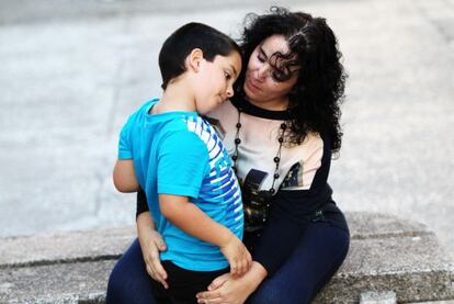 Madre e hijo en la Plaza de los Caidos en A Coruña