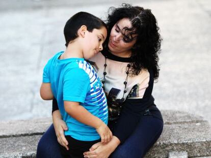 Madre e hijo en la Plaza de los Caidos en A Coruña  