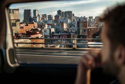 Los recorridos automovilísticos en Buenos Aires son agotadores. La ciudad es extensa y el tráfico terrible. Alborán tiene tiempo para pensar, dormitar y contestar a decenas de whatsapps. Si tiene tiempo lo hace con mensajes de voz.