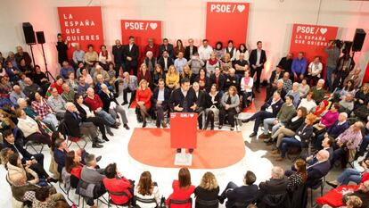 Pedro Sánchez en un mitin con militantes en Vitoria.