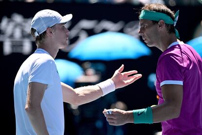 Shapovalov recrimina a Nadal en la red.