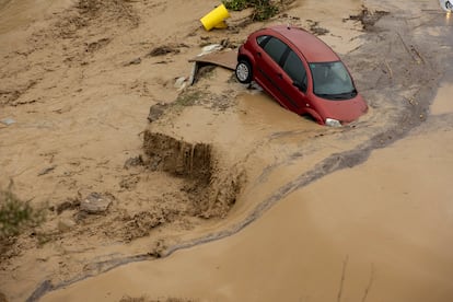 Un coche hundido  en la localidad malagueña de Álora tras el desborde del río Guadalhorce, este martes.