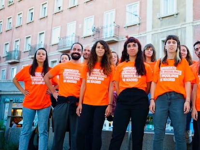 El grupo de vecinas del bloque en Ermita del Santo 14 frente al edificio.