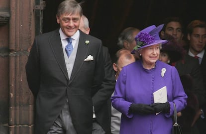 La reina Isabel II y el duque de Westminster, en la boda de Ed Van Cutsem y Lady Tamara Grosvenor en noviembre de 2004 .