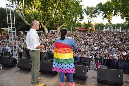 Así era el echarpe diseñado por Patricia Palmero por detrás.