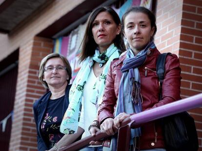 Tres madres de niños acosados en la sede de AMACAE el pasado jueves.