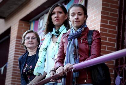 Tres madres de niños acosados en la sede de AMACAE el pasado jueves.