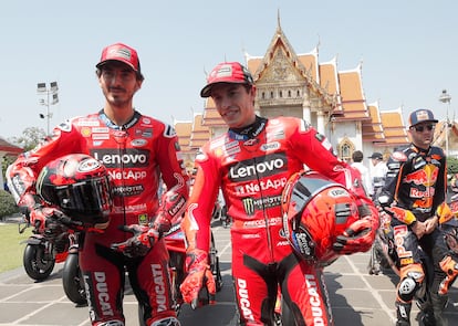 Los pilotos de Ducati, Francesco Bagnaia y Marc Márquez, durante la presentación de la nueva temporada de MotoGP, el pasado domingo en Bangkok, Tailandia.