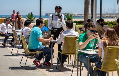 Comensales en un restaurante de la playa Malvarrosa el pasado lunes.