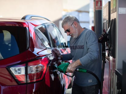 Un conductor llena el depósito en una gasolinera de Barcelona el sábado pasado, en el último día la subvención generalizada de 20 céntimos por litro.
