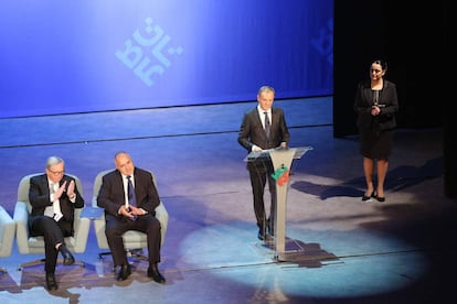 Desde la izquierda: el presidente de la Comisión, Jean-Claude Juncker, el primer ministro búlgaro, Boyko Borissov, el presidente del Consejo, Donald Tusk y la ministra para la presidencia búlgara del Consejo, Lilyana Pavlova, este jueves en Sofía.