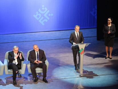 Desde la izquierda: el presidente de la Comisión, Jean-Claude Juncker, el primer ministro búlgaro, Boyko Borissov, el presidente del Consejo, Donald Tusk y la ministra para la presidencia búlgara del Consejo, Lilyana Pavlova, este jueves en Sofía.