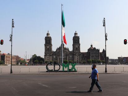 Un hombre camina por la desolada explanada del Zócalo en medio de la pandemia.