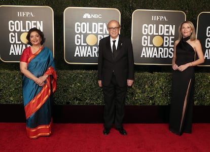 Desde la izquierda, Meher Tatna, presidenta de la junta directiva de la HFPA, Ali Sar, presidente de la HFPA, y Helen Hoehne, vicepresidenta de la HFPA, asisten a la 78ª entrega de los Globos de Oro celebrada en The Beverly Hilton, el 28 de febrero de 2021 en California.