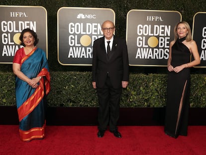 Desde la izquierda, Meher Tatna, presidenta de la junta directiva de la HFPA, Ali Sar, presidente de la HFPA, y Helen Hoehne, vicepresidenta de la HFPA, asisten a la 78ª entrega de los Globos de Oro celebrada en The Beverly Hilton, el 28 de febrero de 2021 en California.