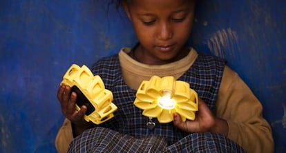 Una ni&ntilde;a prueba la l&aacute;mpara Little Sun dise&ntilde;ada por Olafur Eliasson. 