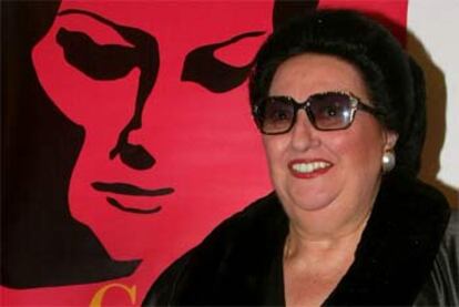 Montserrat Caballé, fotografiada ayer en Cannes delante del cartel de la película <b></b><i>Caballé, más allá de la música</i>.