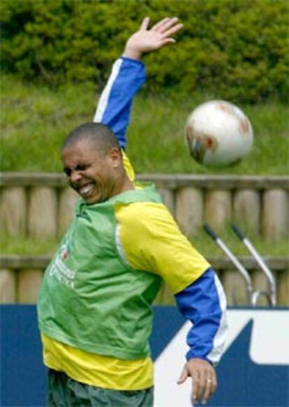 Ronaldo, en un entrenamiento de la selección brasileña en la ciudad coreana de Ulsan.