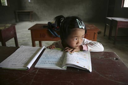 Una ni&ntilde;a, en un aula de una escuela de la provincia china de Fujian.  