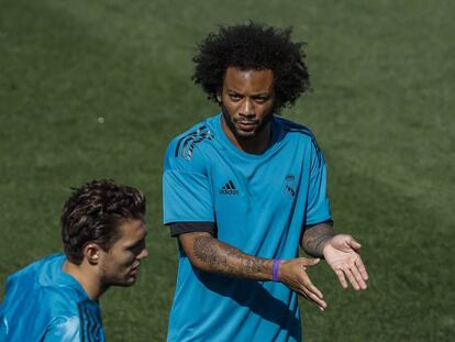 Marcelo (D) junto a Kovacic en el entrenamiento de este martes.