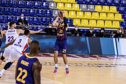 Abrines lanza, ante Shengelia, en el partido Barça-CSKA.