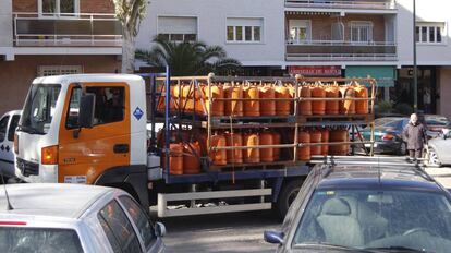 Cami&oacute;n de reparto de gas butano en un barrio madrile&ntilde;o.