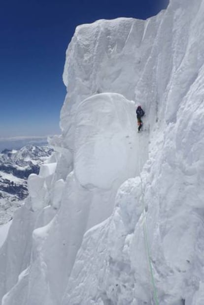 Sergey Nilov, en uno de los largos de la ruta, cerca de la arista sur de la montaña Jannu.