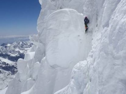 Sergey Nilov, en uno de los largos de la ruta, cerca de la arista sur de la montaña Jannu.