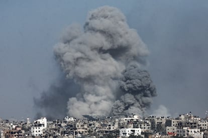 Una columna de humo tras un ataque israelí, este jueves en Gaza.