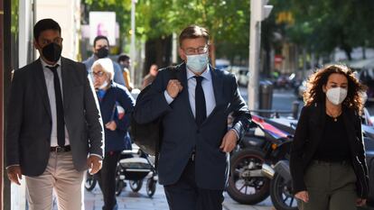 El presidente de la Comunidad Valenciana, Ximo Puig, a su llegada ayer a la sede del PSOE en la madrileña calle de Ferraz.