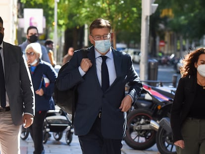 El presidente de la Comunidad Valenciana, Ximo Puig, a su llegada ayer a la sede del PSOE en la madrileña calle de Ferraz.