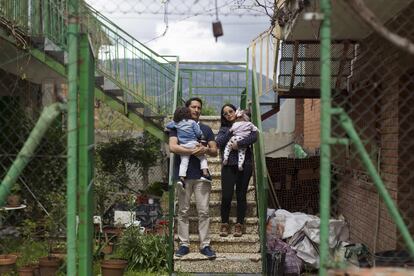 Fernando Grisales, Maricruz Franco y sus hijos, este sábado en la entrada a su vivienda en Robledo de Chavela (Madrid).