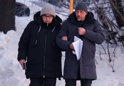 Liudmila Navalnaya, madre de Alexéi Navalni, y el abogado Vasily Dubkov, llegan al departamento regional del Comité de Investigación de Rusia en la ciudad de Salejard el 17 de febrero.